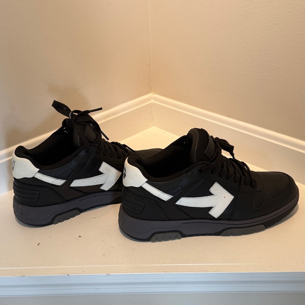 Off-White Men's Sneakers in Black with White Arrows